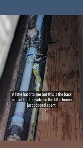 A little hard to see but this is the back side of the tub valve in the little house just popped apart.